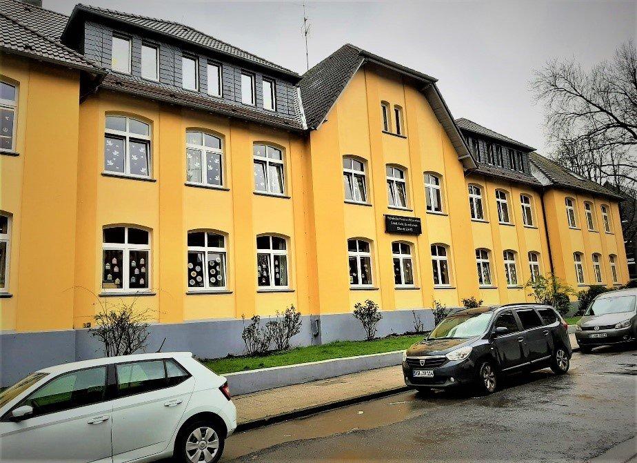 Fassade_Grundschule am Krausen Bäumchen