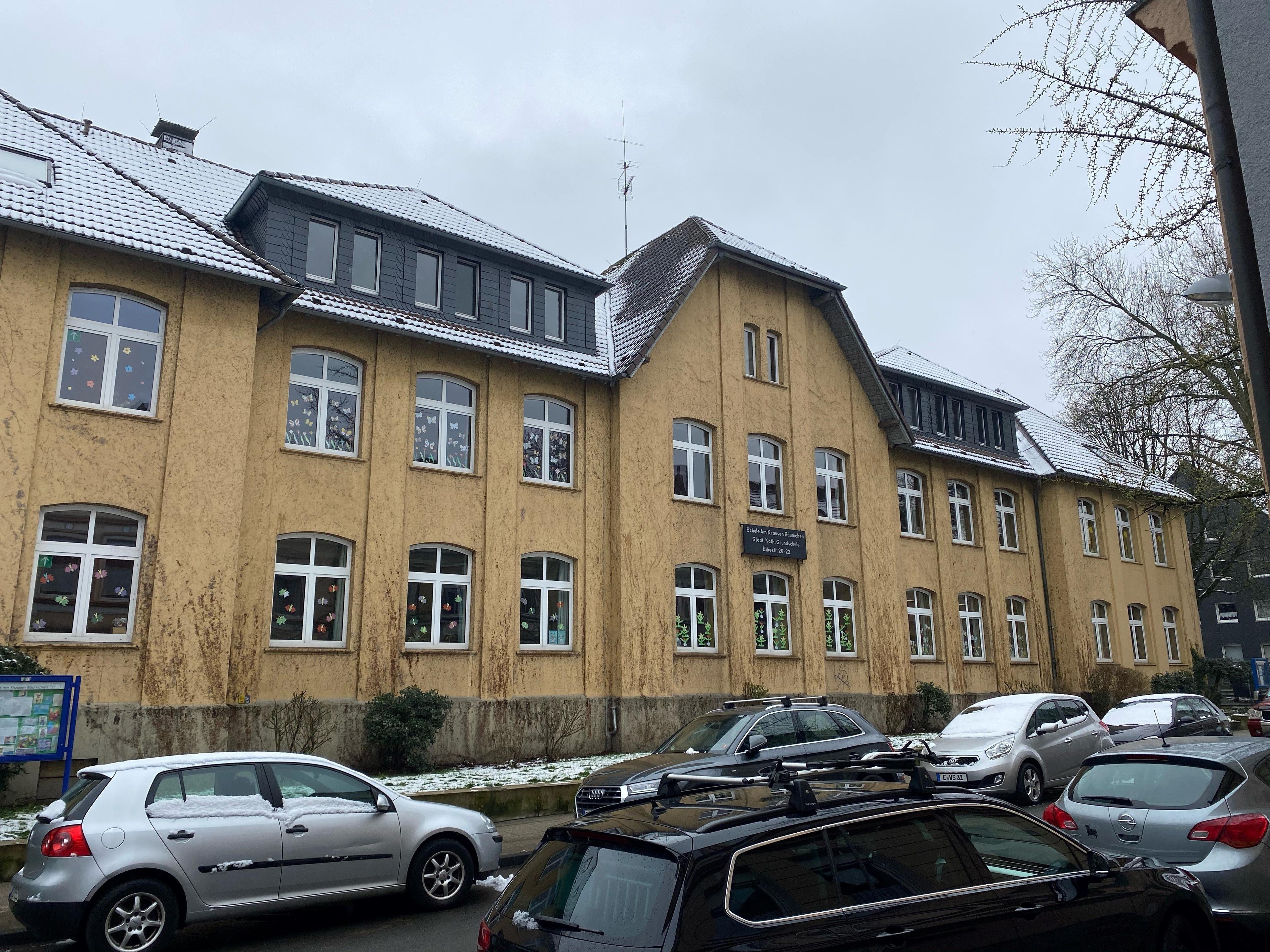 Fassade_Grundschule_Am Krausen Bäumchen vorher