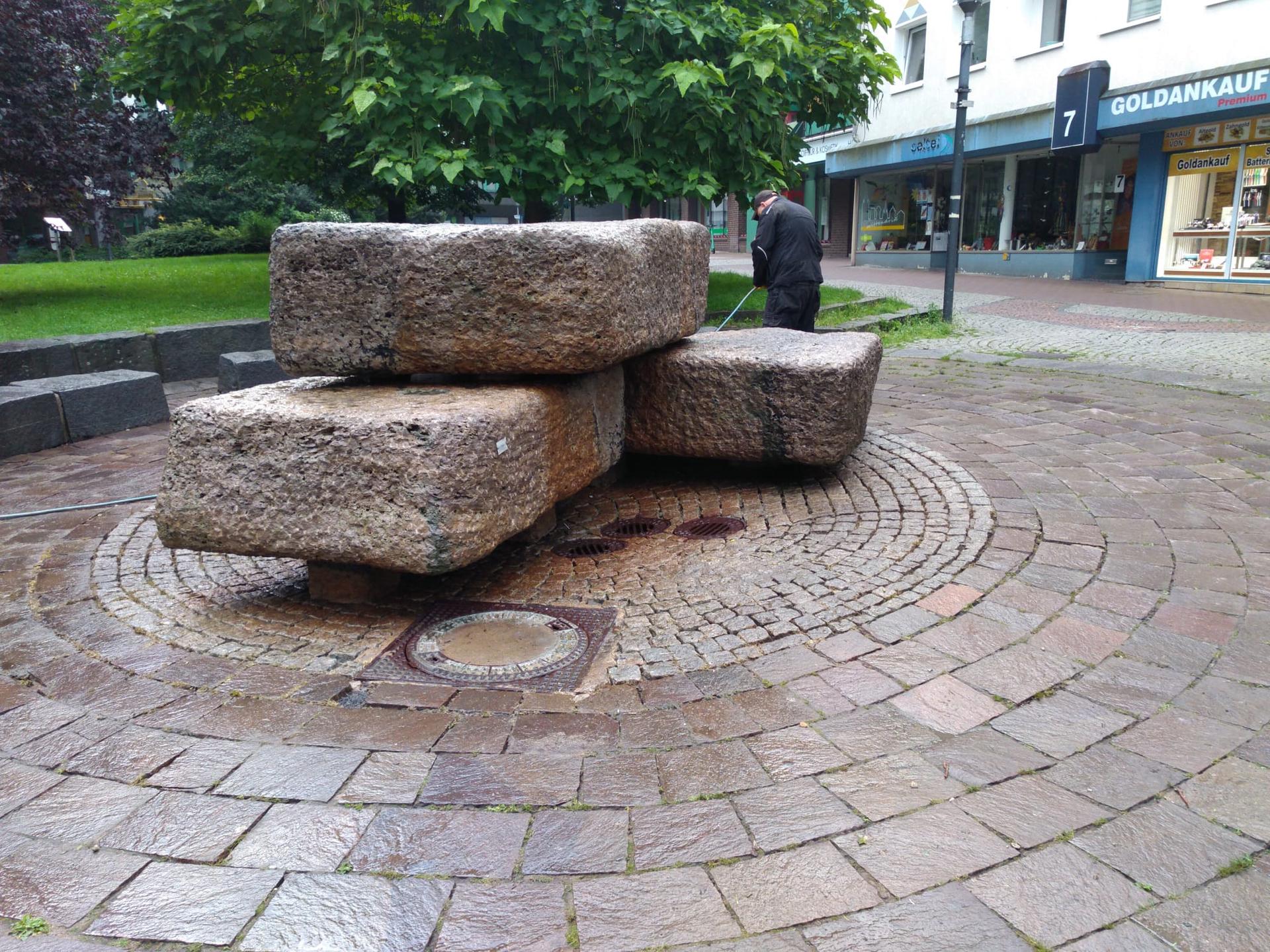 Reinigung der Brunnenanlage Germaniaplatz in Essen Borbeck mit dem Hochdruckreiniger